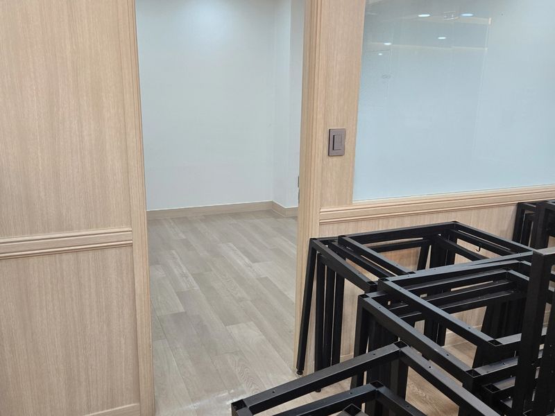복도에 쌓아둔 책상·의자 프레임 반출 준비 모습