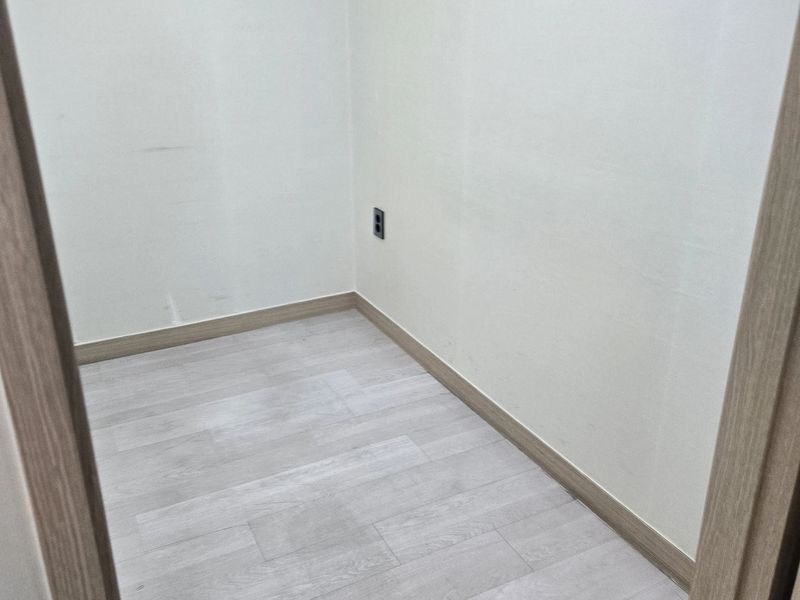 여닫이문 안쪽 소규모 교습소 칸막이 공간