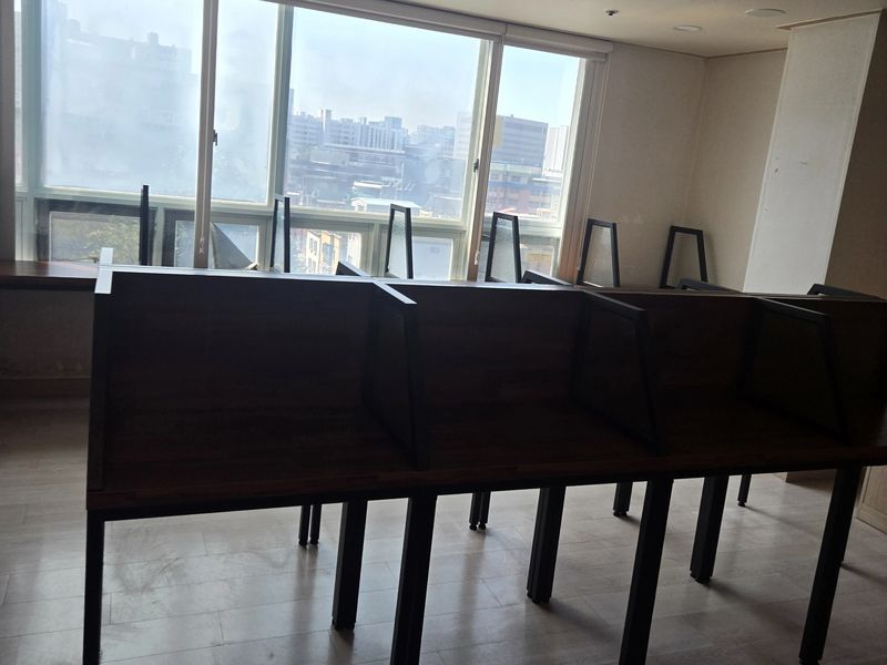 창가에 나란히 배치된 목재 칸막이 책상, 철거 전 모습