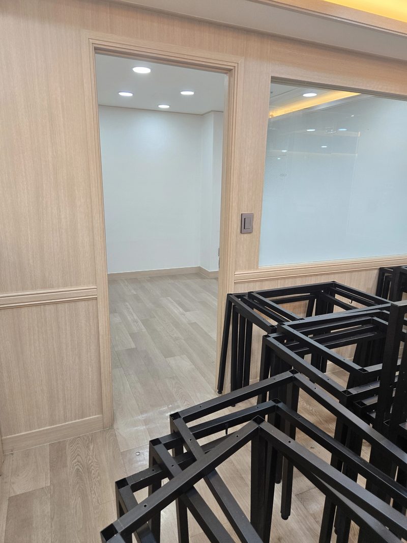 출입구 쪽에 해체한 사무실 데스크 프레임을 쌓아 반출을 준비하는 모습