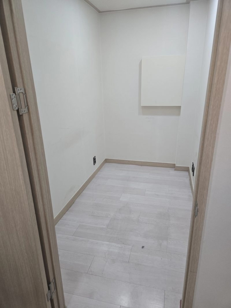 집기를 모두 반출한 소규모 빈 방 철거 후 모습