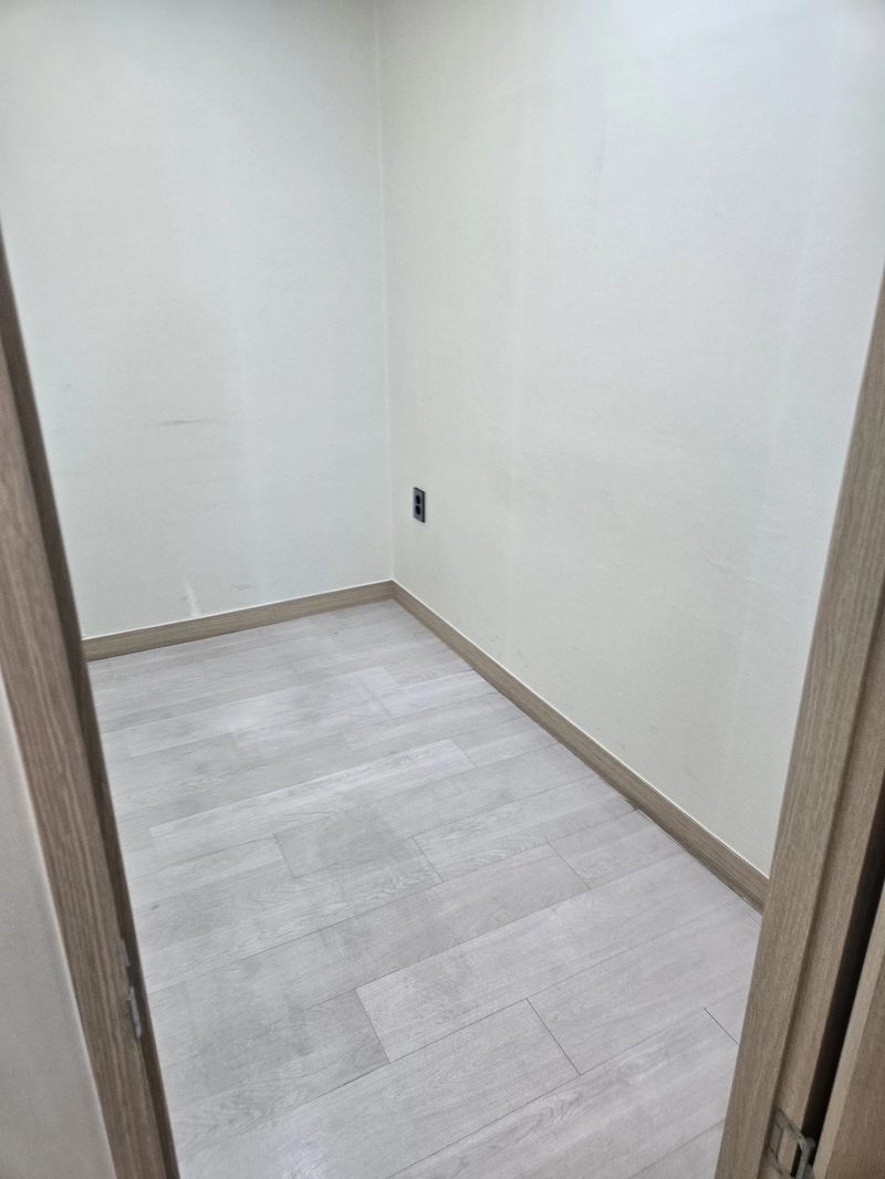 같은 소규모 빈 방을 다른 각도에서 촬영한 철거 후 모습