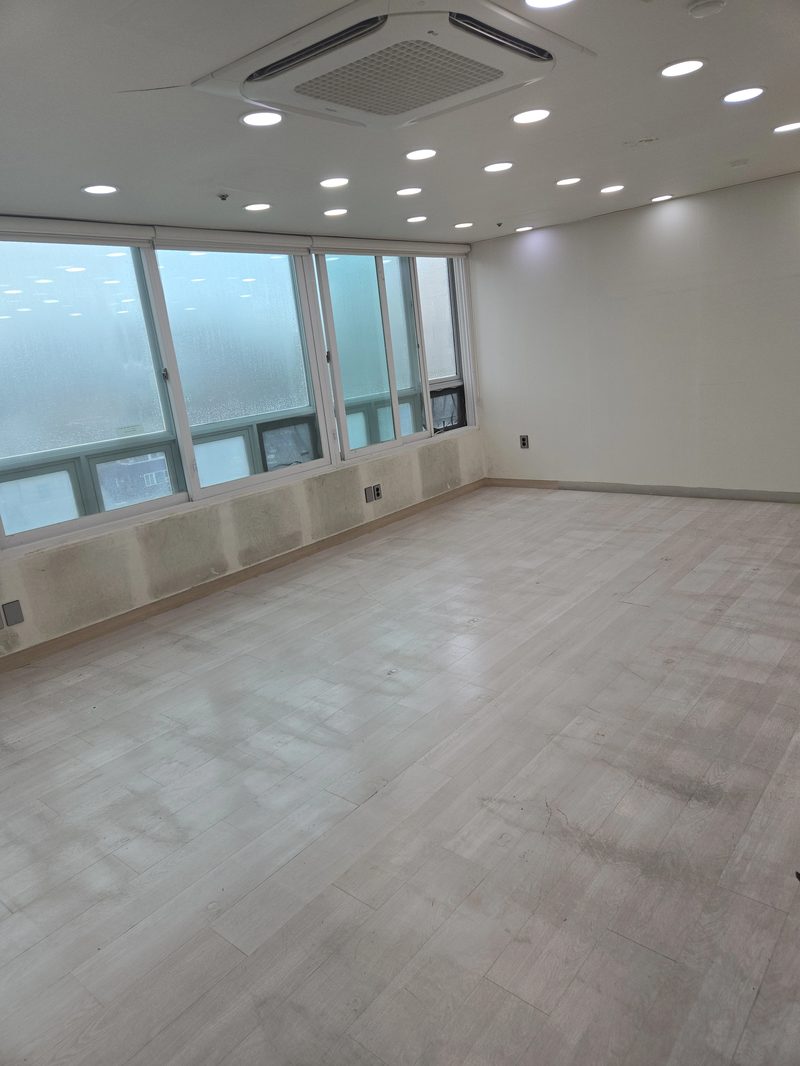 같은 창가 자리에서 열람석 칸막이를 모두 철거해 벽면 자국만 남은 모습