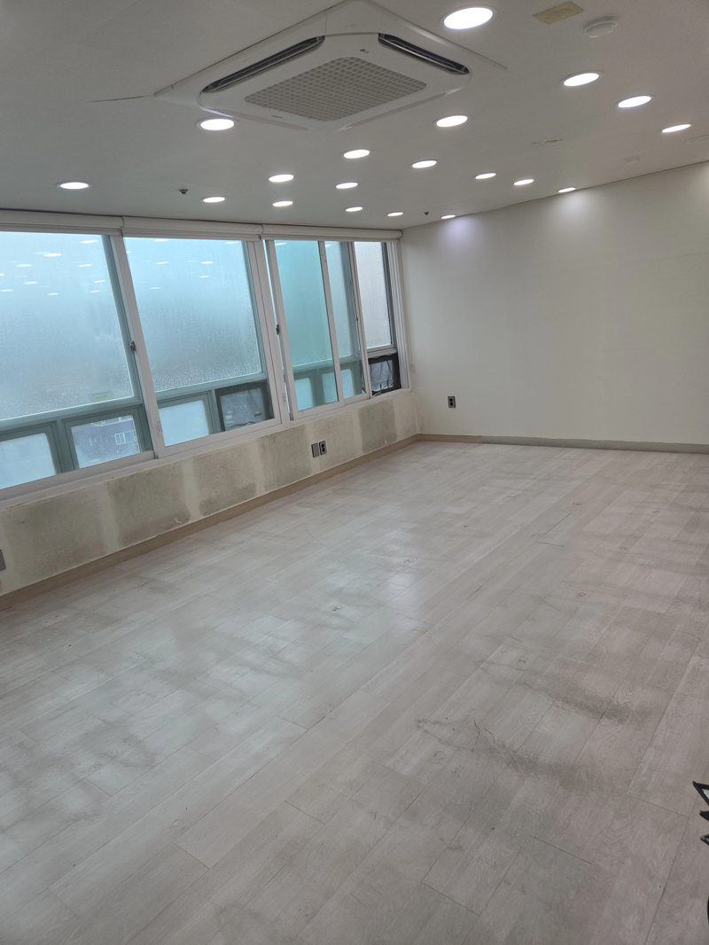 열람석을 철거한 뒤 창가 벽면 하단에 남은 마감재 자국