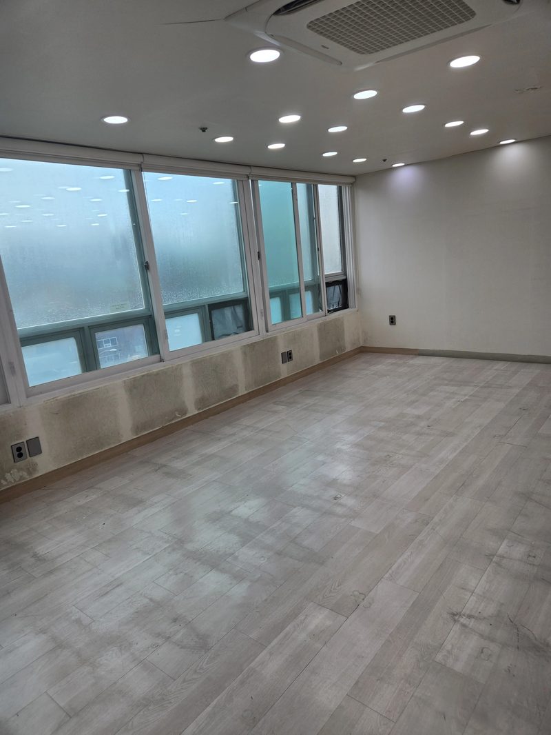 냉난방 설비는 그대로 둔 채 바닥과 벽면만 정리된 철거 후 내부
