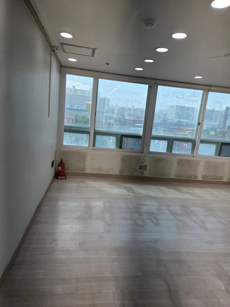 같은 창문과 소화기 위치가 확인되는 동일 현장, 열람석 책상을 모두 철거해 빈 공간이 된 모습